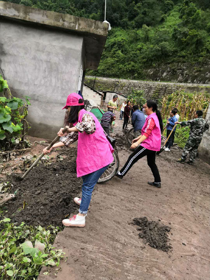 大堡镇巾帼志愿者清理道路淤泥.jpg