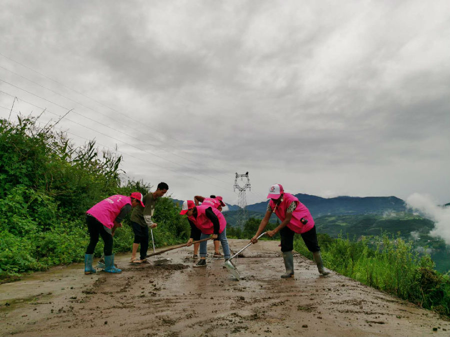 沙坪镇巾帼志愿服务队对暴雨后路面进行清扫.JPG