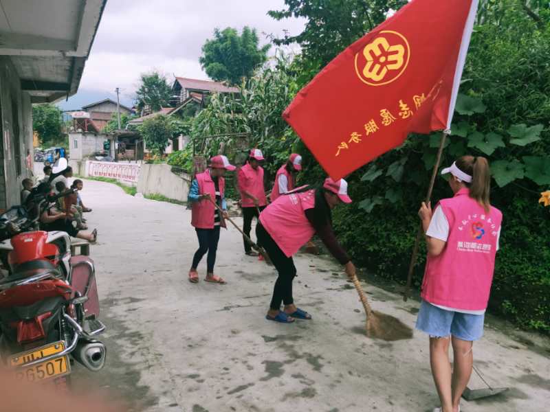 红旗镇巾帼志愿服务队清理路边垃圾.jpg